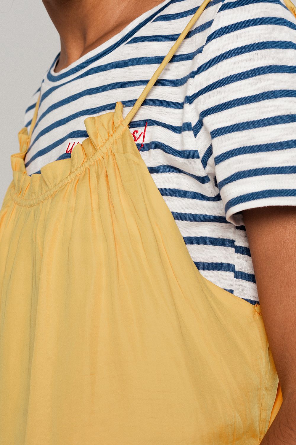 Top mostaza con detalle de espalda abierta Q2