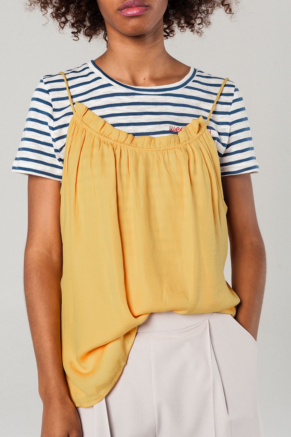 Top mostaza con detalle de espalda abierta Q2