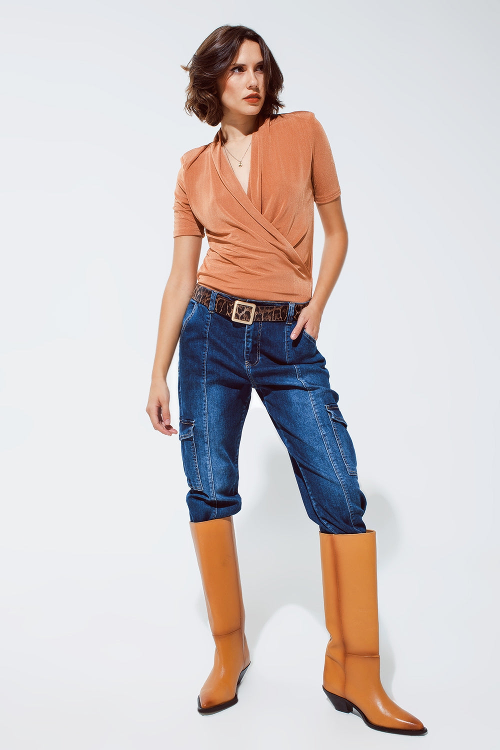 Top naranja brillante de manga corta y cuello en V Q2