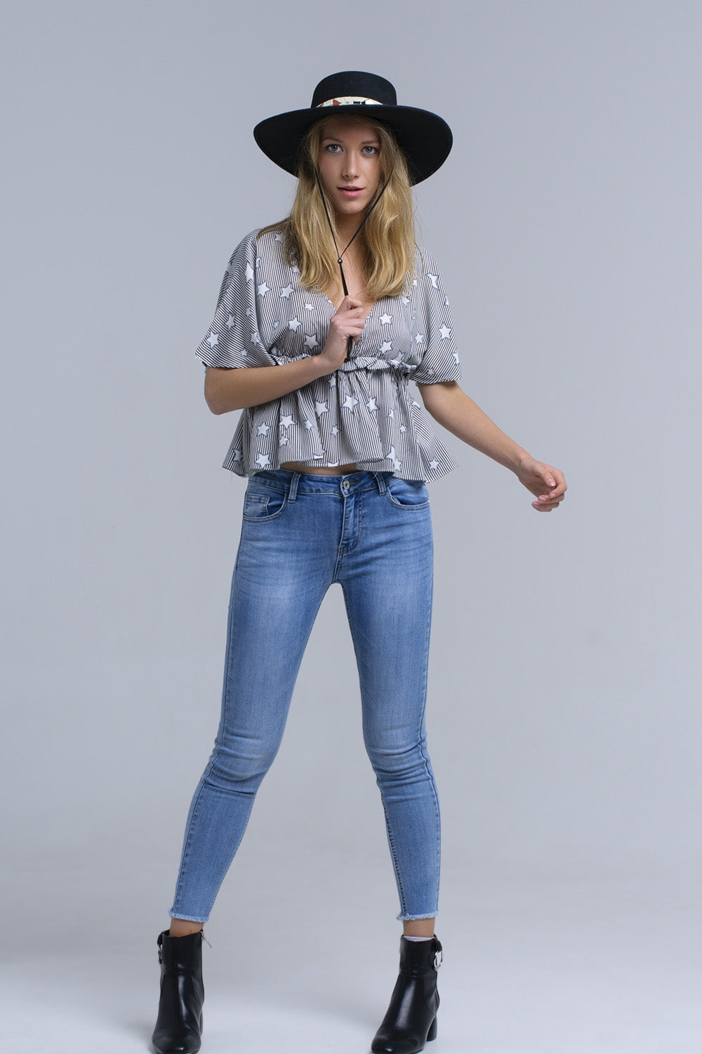 Top negro con estrellas y volantes Q2