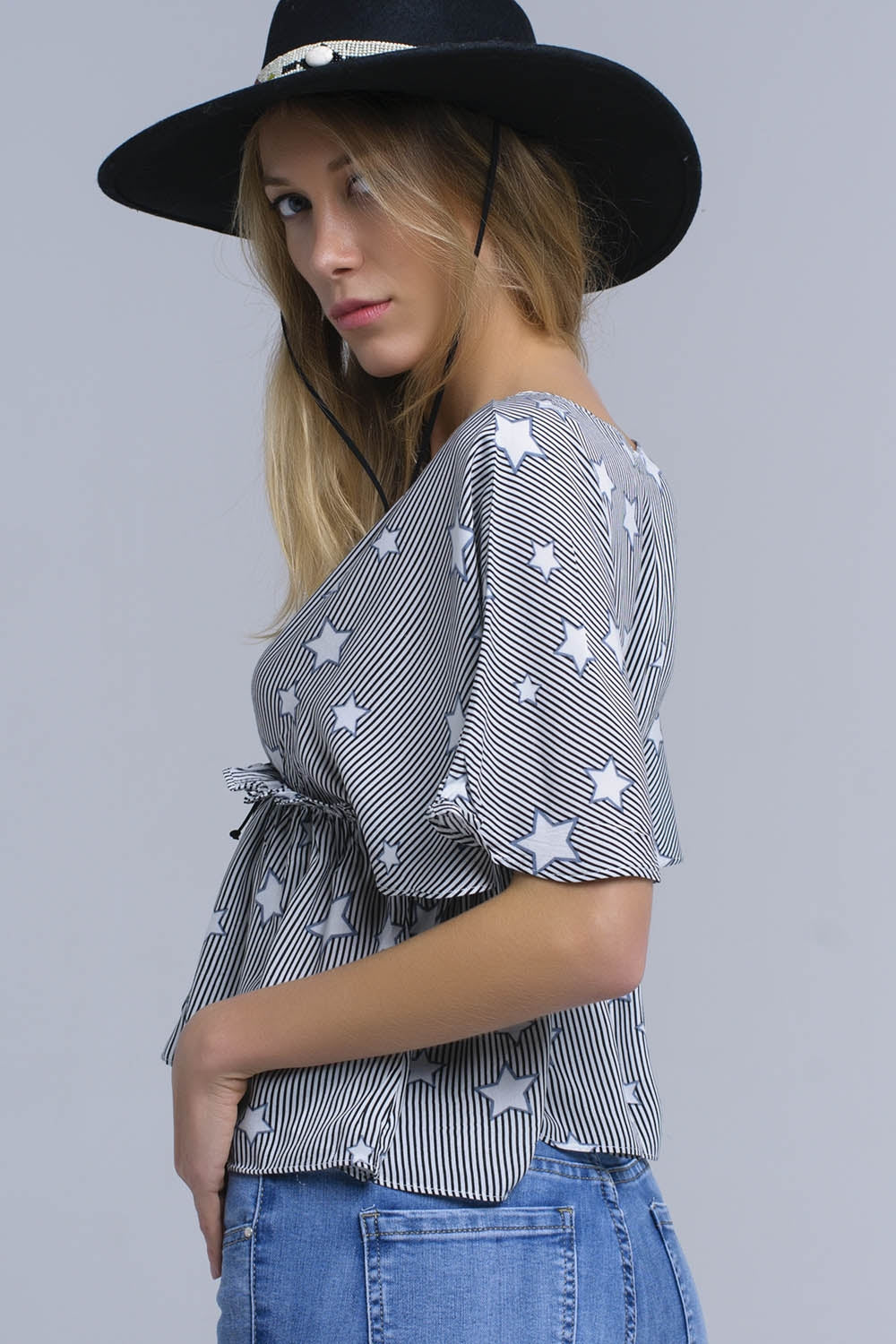 Top negro con estrellas y volantes Q2