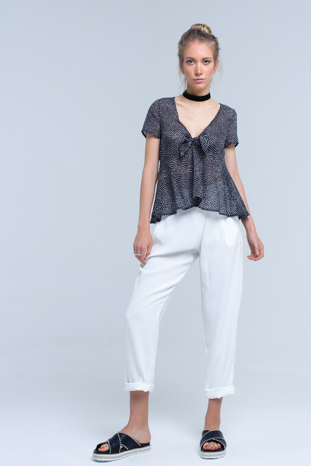 Top negro con lunares y bajo con volantes Q2