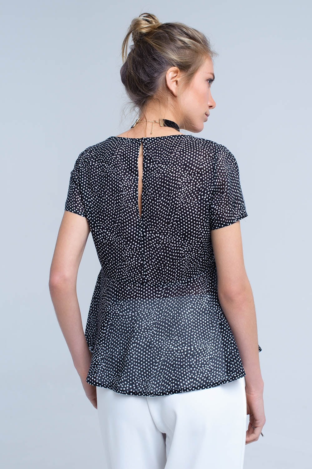 Top negro con lunares y bajo con volantes Q2