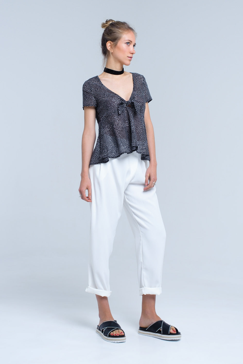 Top negro con lunares y bajo con volantes Q2