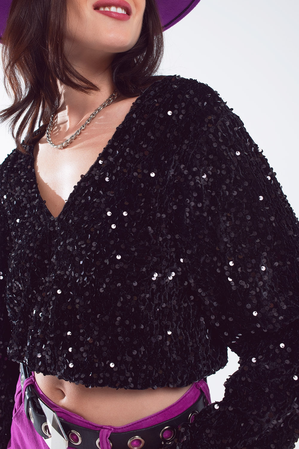 Top negro de lentejuelas con escote en V mangas globo y espalda abierta Q2