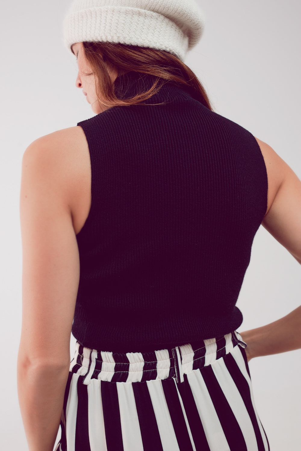 Top negro de punto con cuello alto de punto Q2