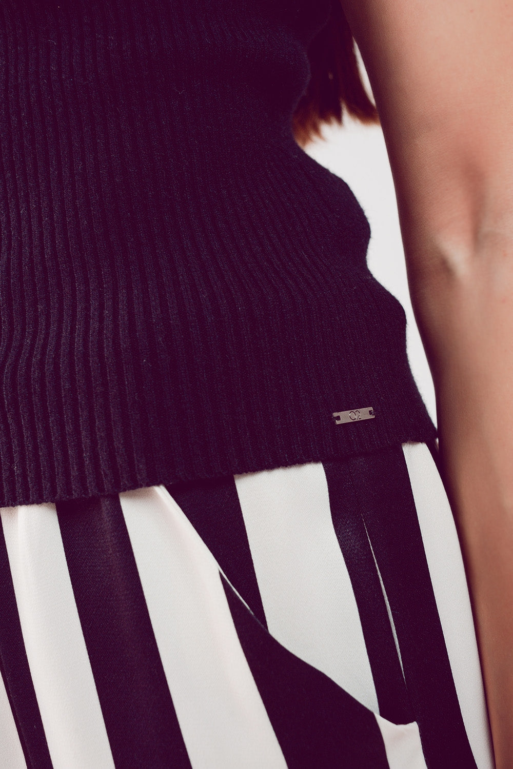 Top negro de punto con cuello alto de punto Q2