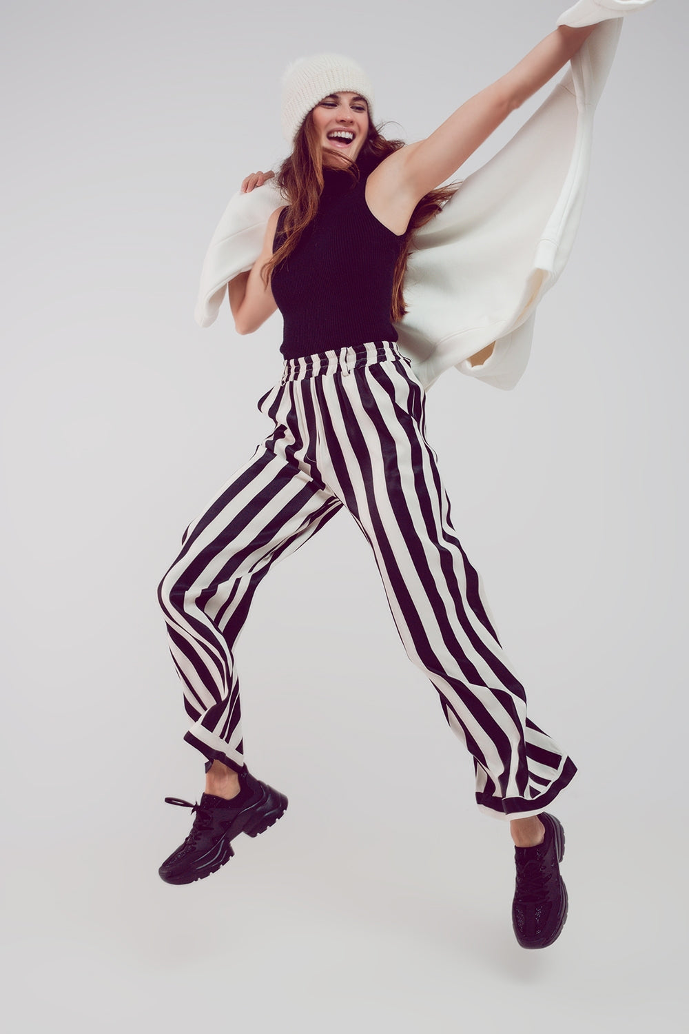 Top negro de punto con cuello alto de punto Q2