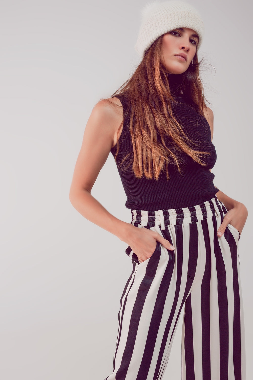 Top negro de punto con cuello alto de punto Q2