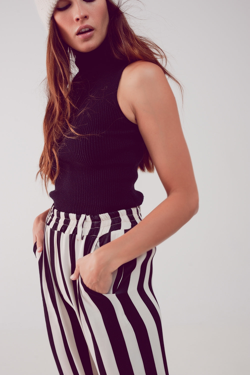 Top negro de punto con cuello alto de punto Q2