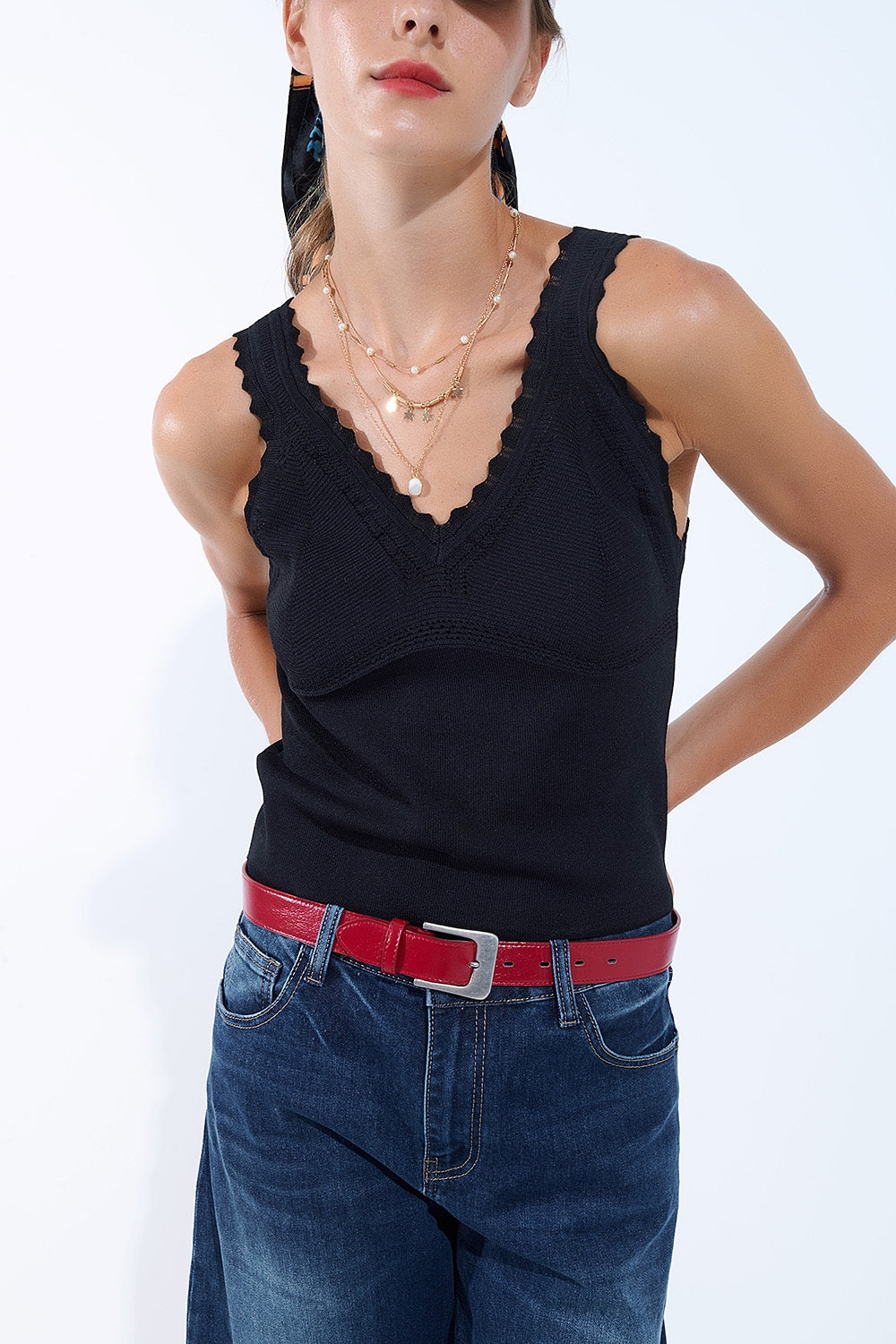 Top negro de punto con cuello en V y bordes festoneados Q2