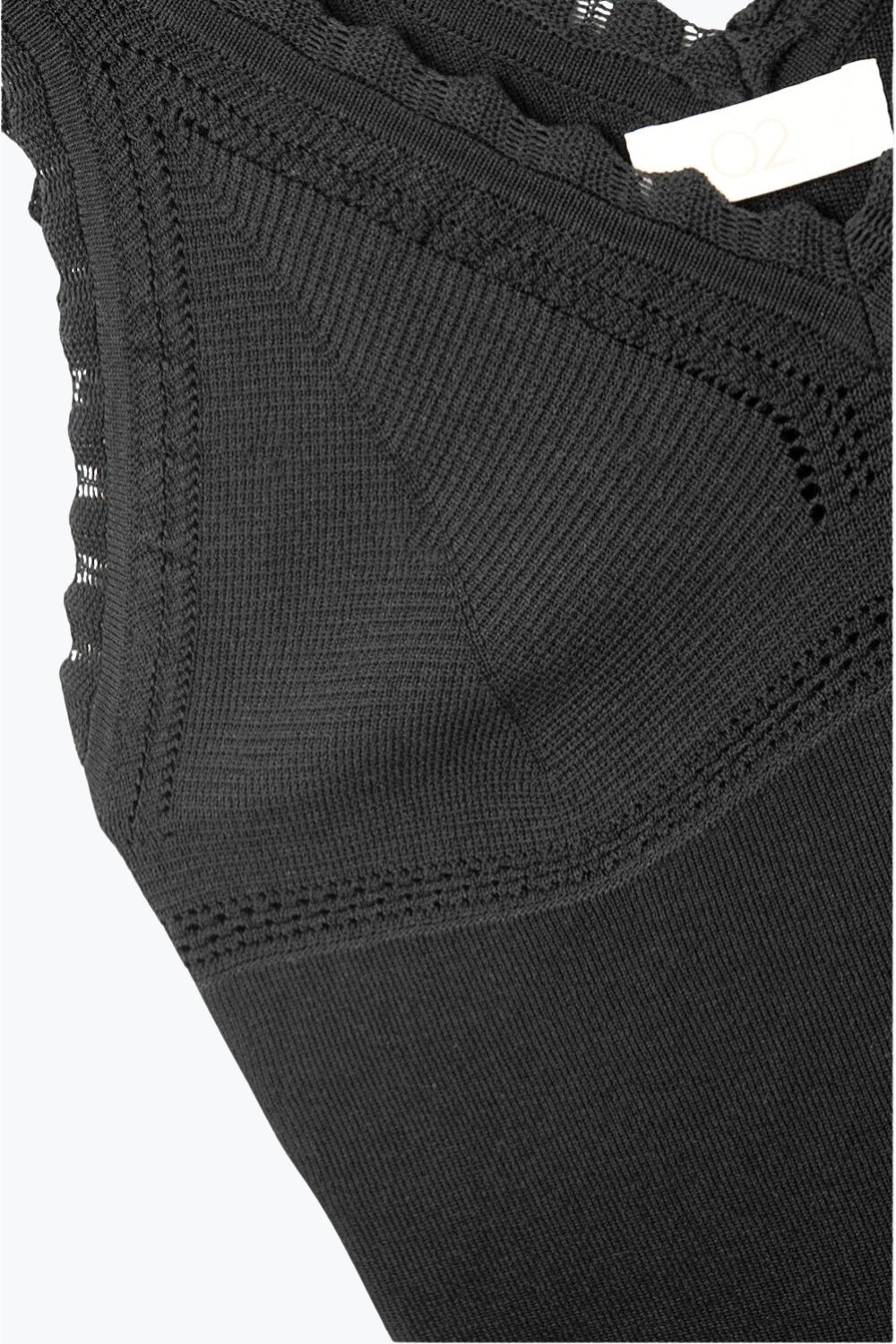 Top negro de punto con cuello en V y bordes festoneados Q2