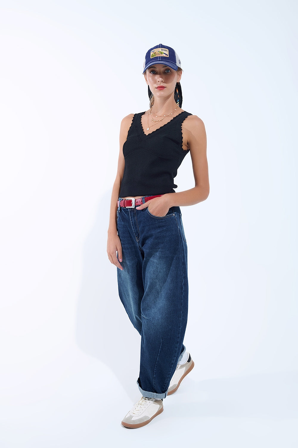 Top negro de punto con cuello en V y bordes festoneados Q2