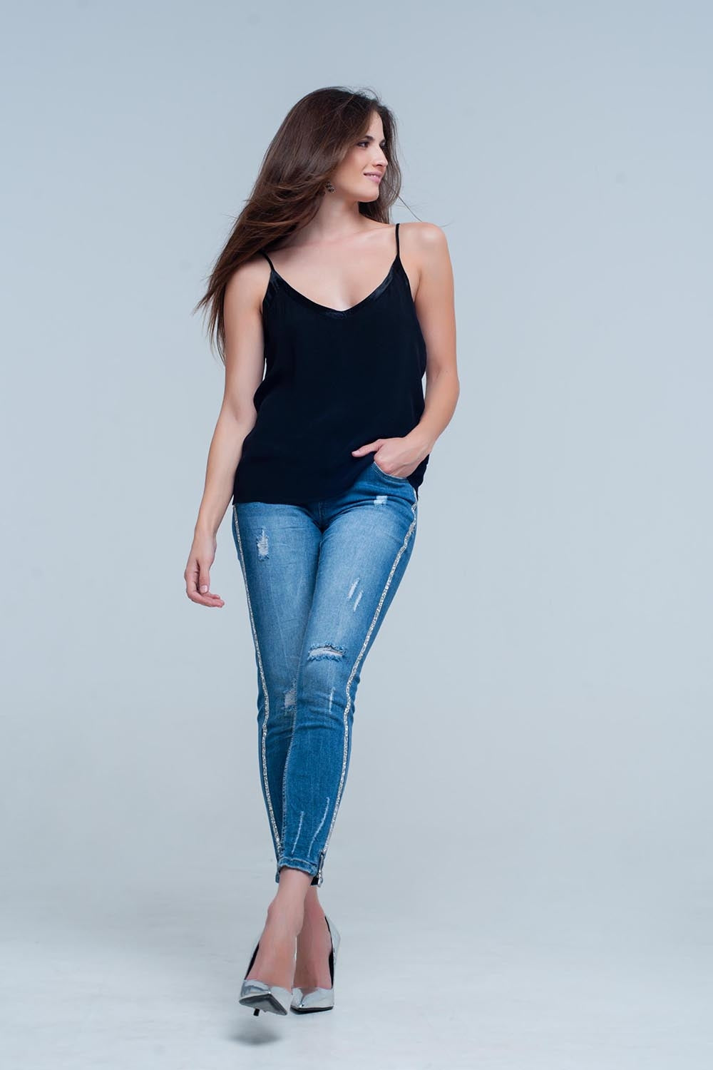 Top negro de tirantes con detalle de brillo Q2