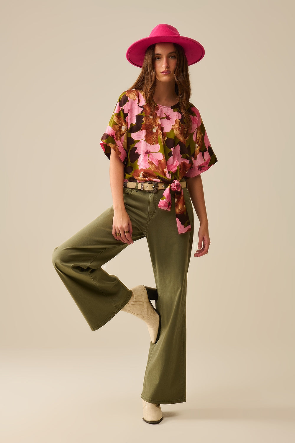 Top nudo floral con fondo verde en tejido satinado Q2