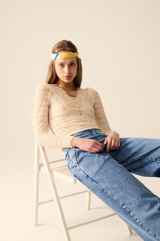 Q2 Top romántico de encaje con cuello en V y mangas largas en beige