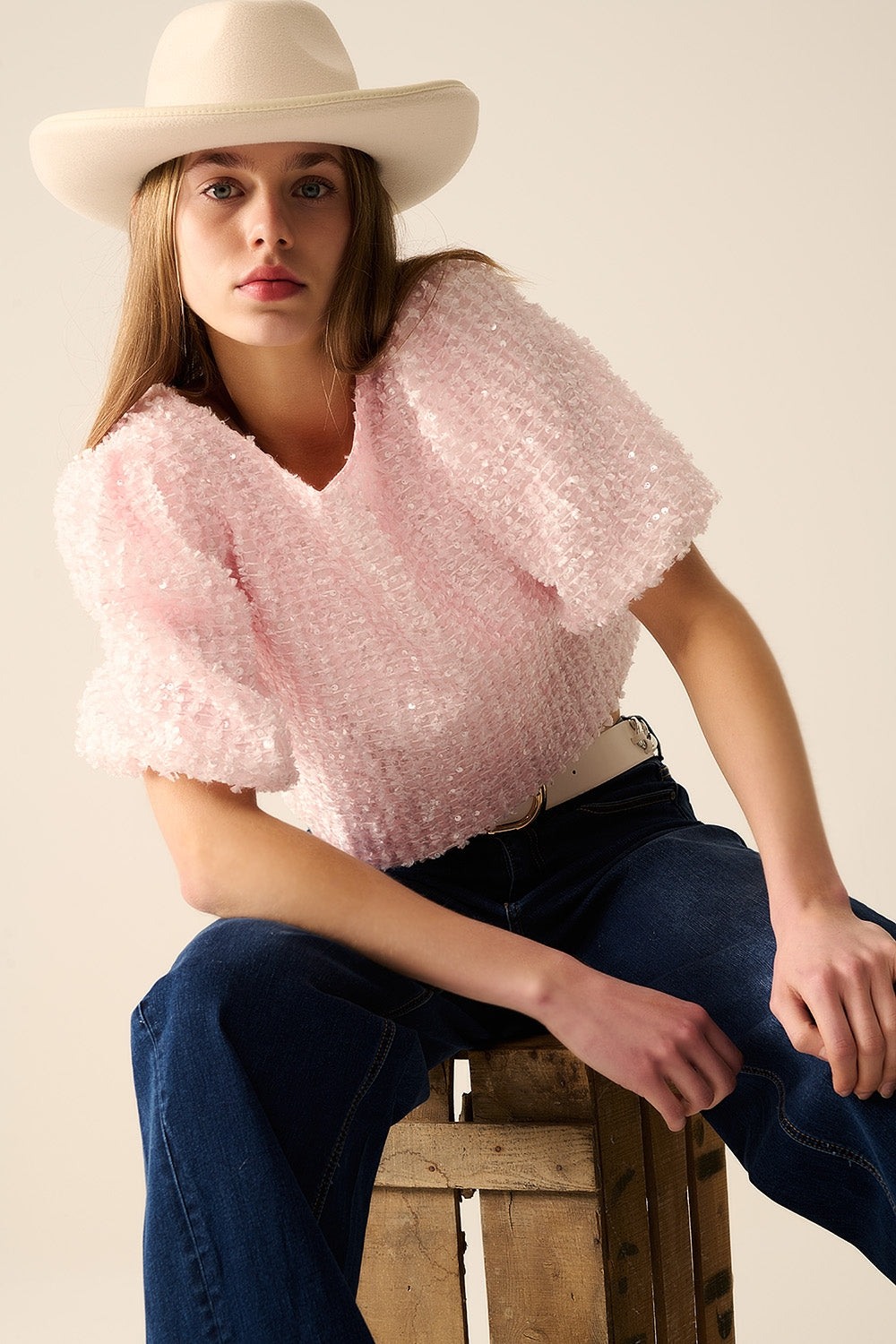 Top rosa con detalle de lentejuelas y mangas globo Q2