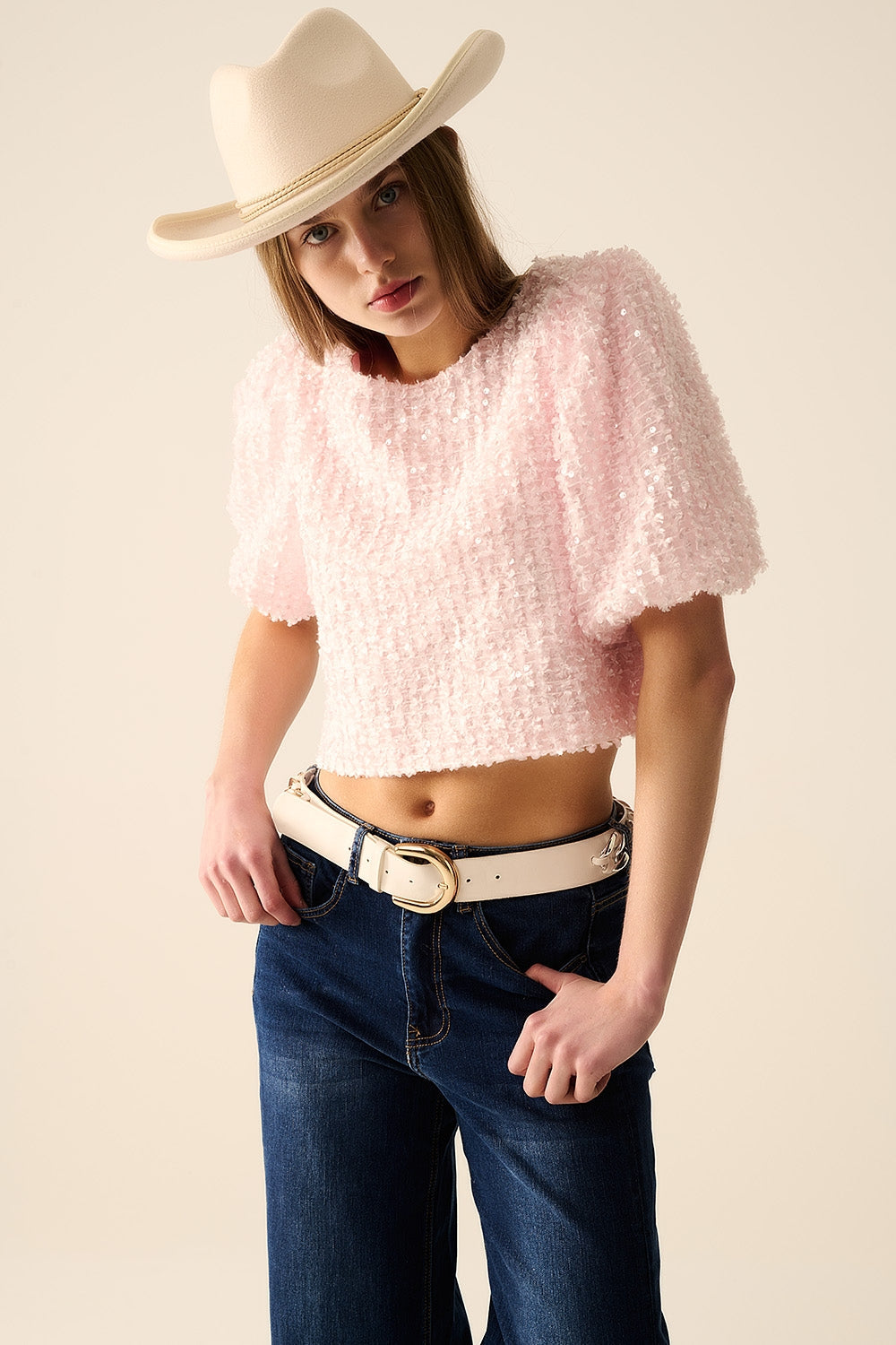 Top rosa con detalle de lentejuelas y mangas globo Q2