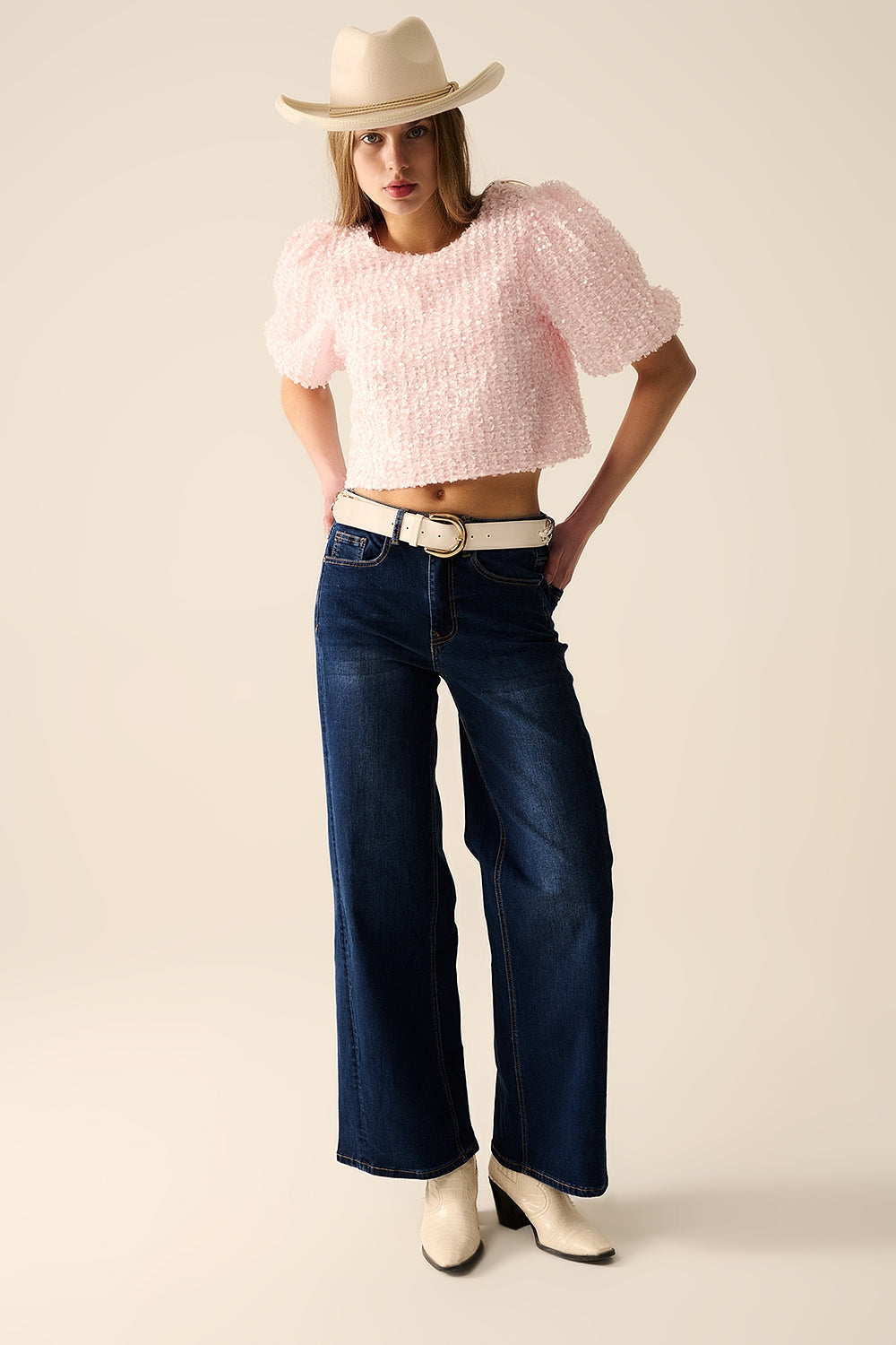 Top rosa con detalle de lentejuelas y mangas globo Q2
