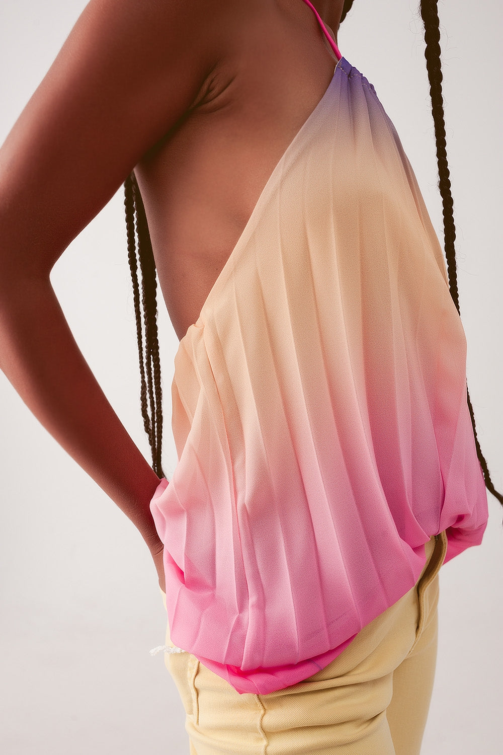 Top rosa degradado plisado con cuello alto Q2