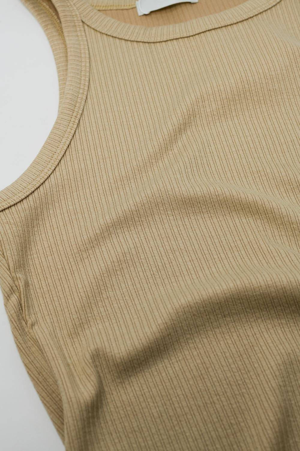 Top sin mangas beige con detalles de canalé Q2