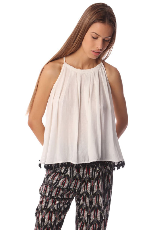 Q2 Top sin mangas con vuelo en color blanco y detalle de pompones en el bajo