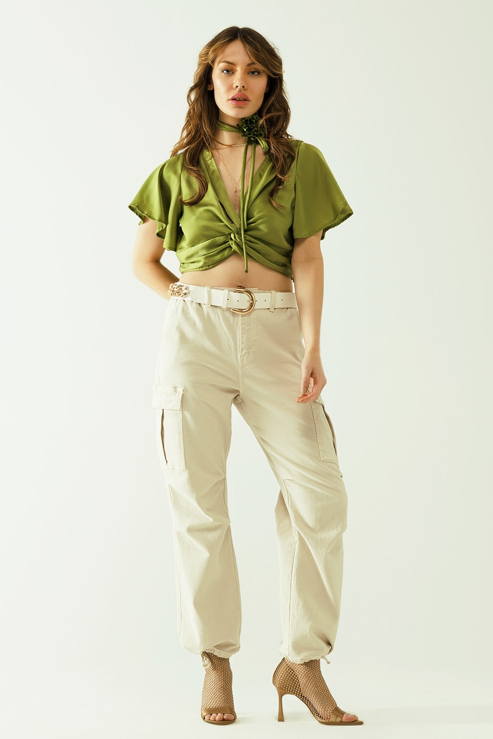 Top verde con cuello en V manga corta y detalle floral en el cuello Q2