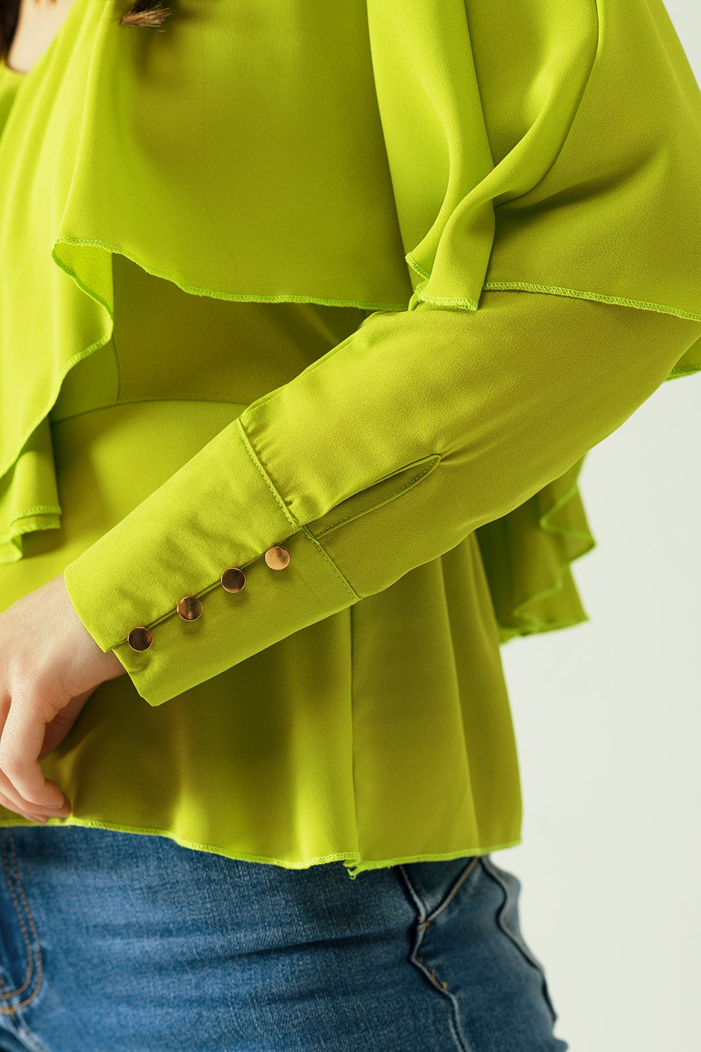 Top verde de manga larga con detalle de volante y espalda descubierta Q2