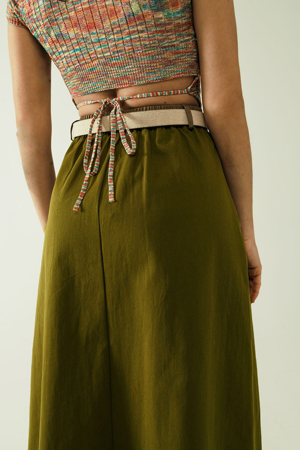 Una falda midi de línea A con bolsillos en color caqui Q2