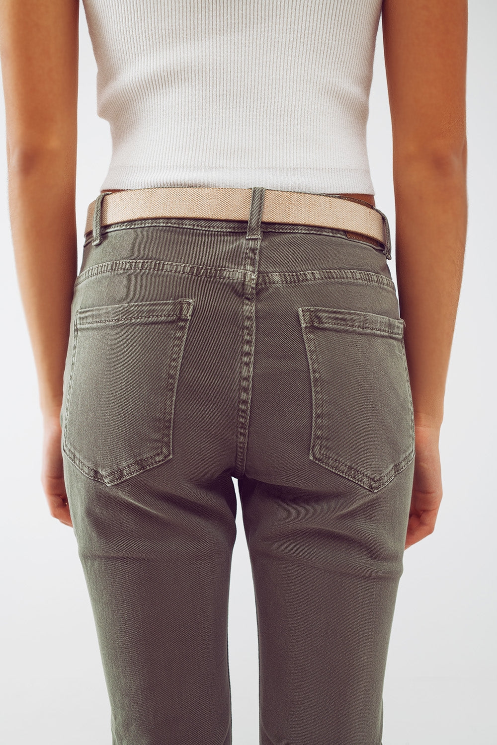 Vaqueros ajustados básicos en verde militar Q2