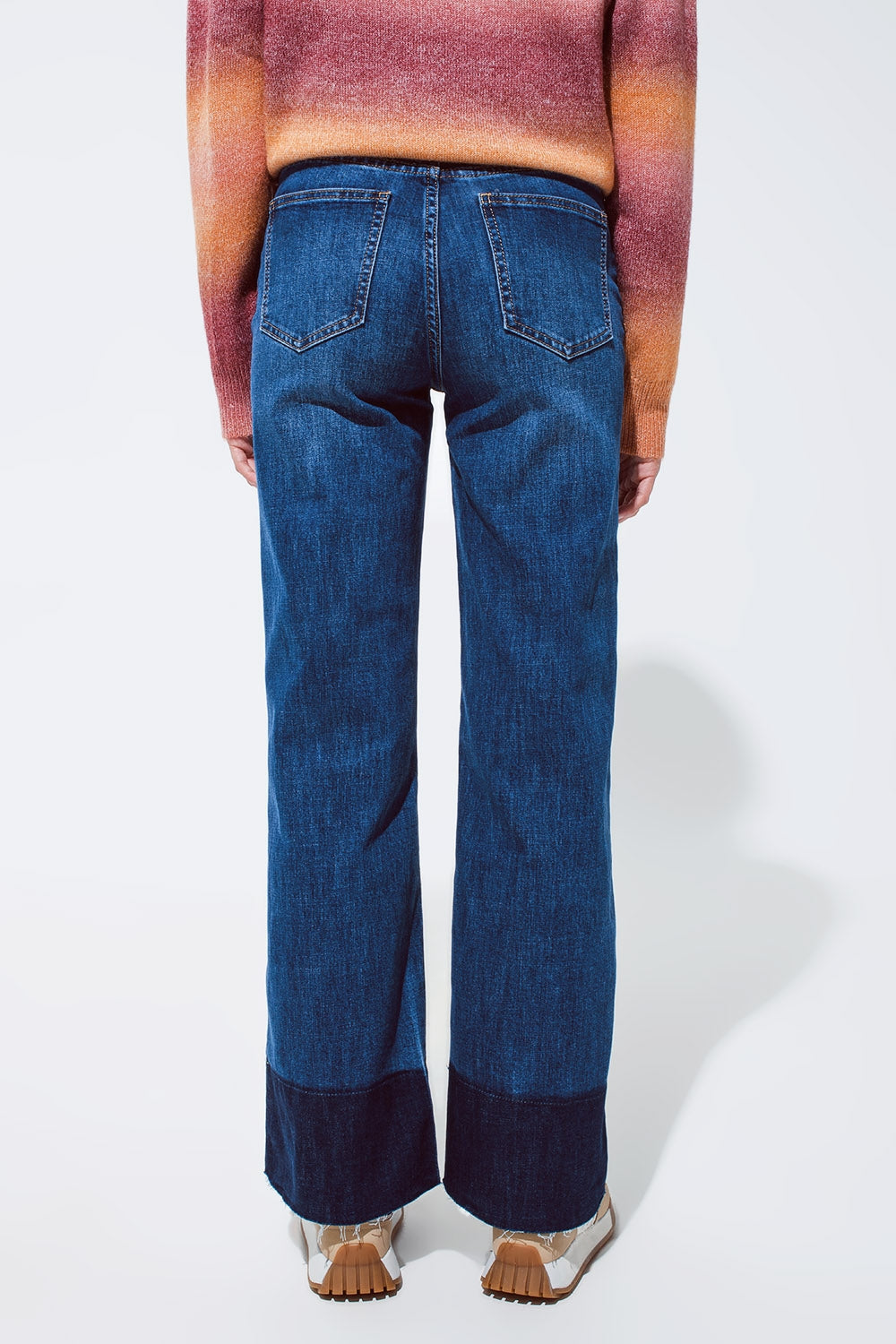 Vaqueros azules acampanados con dobladillo azul oscuro Q2