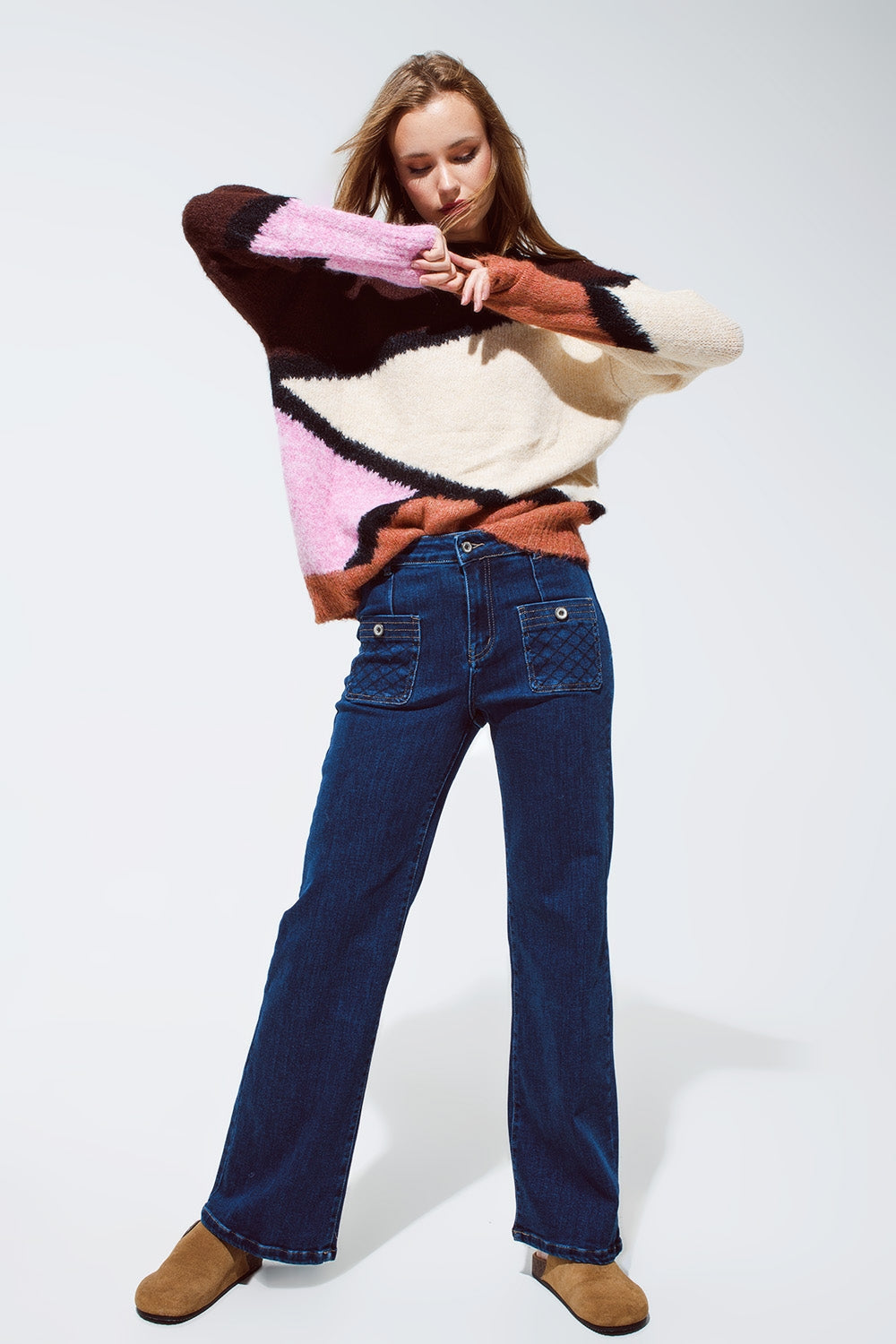 Vaqueros azules con detalles de bolsillos abotonados en lavado oscuro Q2