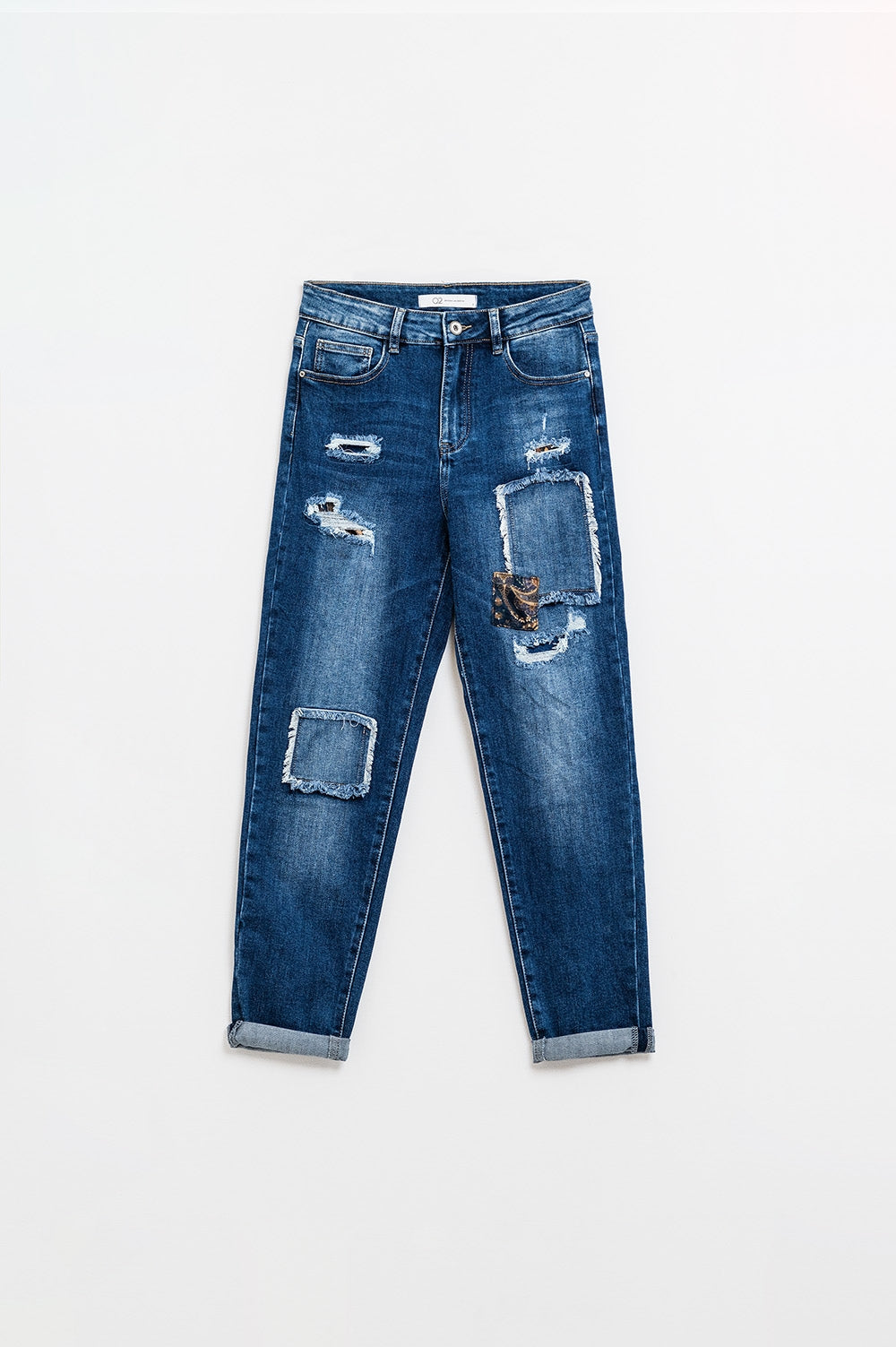 Vaqueros azules holgados con un sutil diseño rasgado y parches Q2