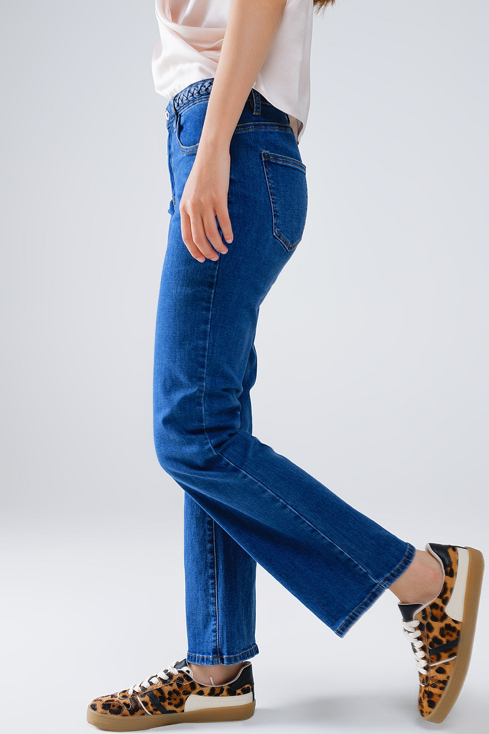 Q2 Vaqueros básicos azul oscuro con detalle de trenza en la cintura
