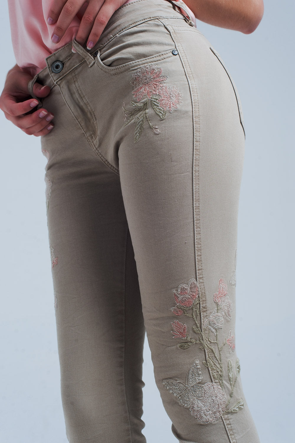 Vaqueros beige con bordado floral Q2