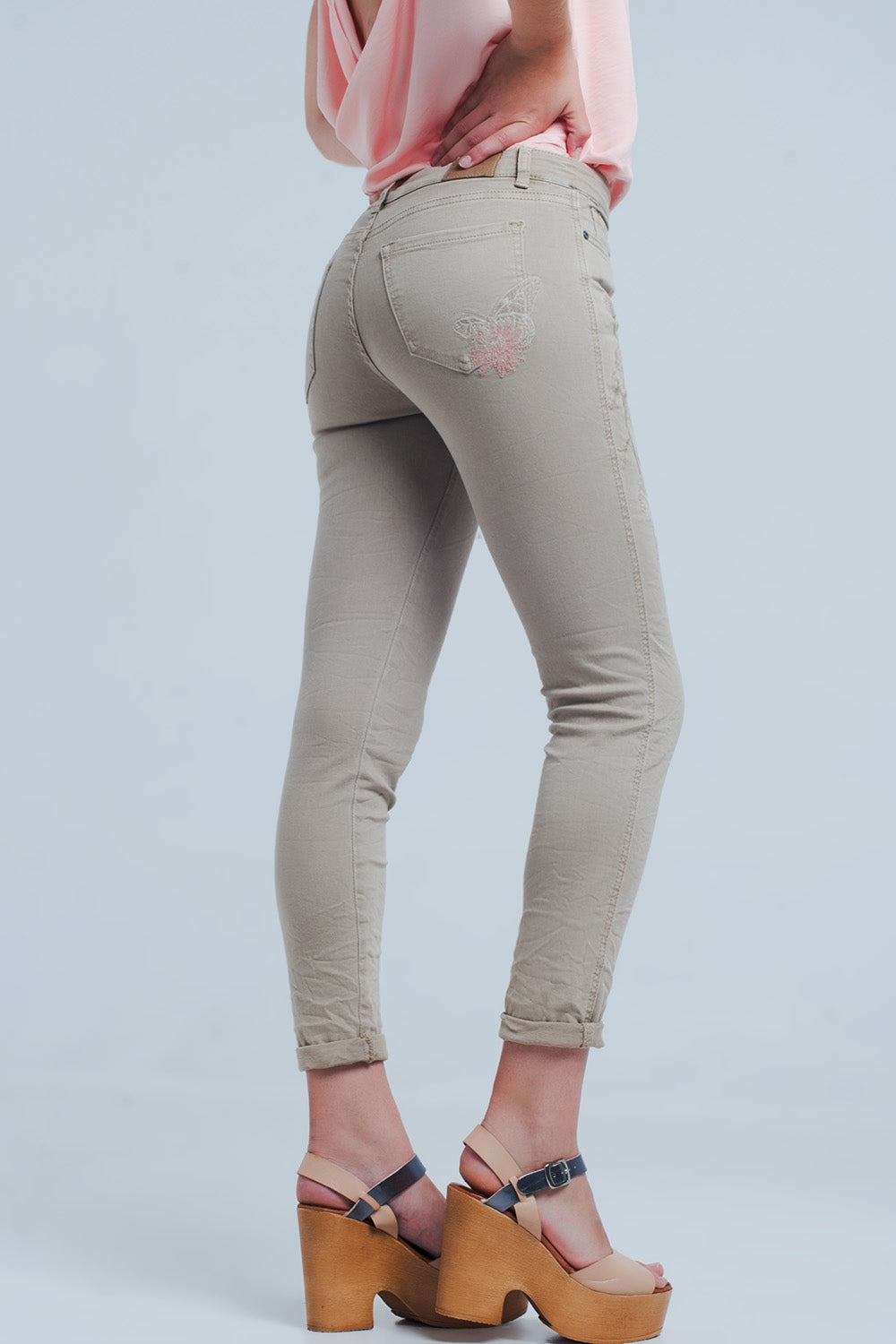 Vaqueros beige con bordado floral Q2