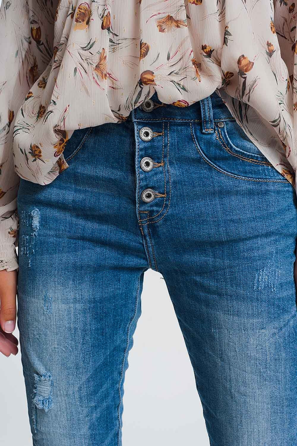 Vaqueros boyfriend arrugados en denim claro con detalles rasgados Q2