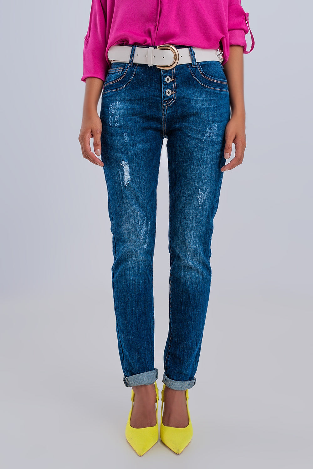 Q2 Vaqueros boyfriend azul oscuro rasgados con botones expuestos