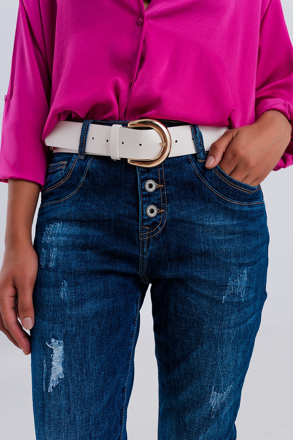 Vaqueros boyfriend azul oscuro rasgados con botones expuestos Q2
