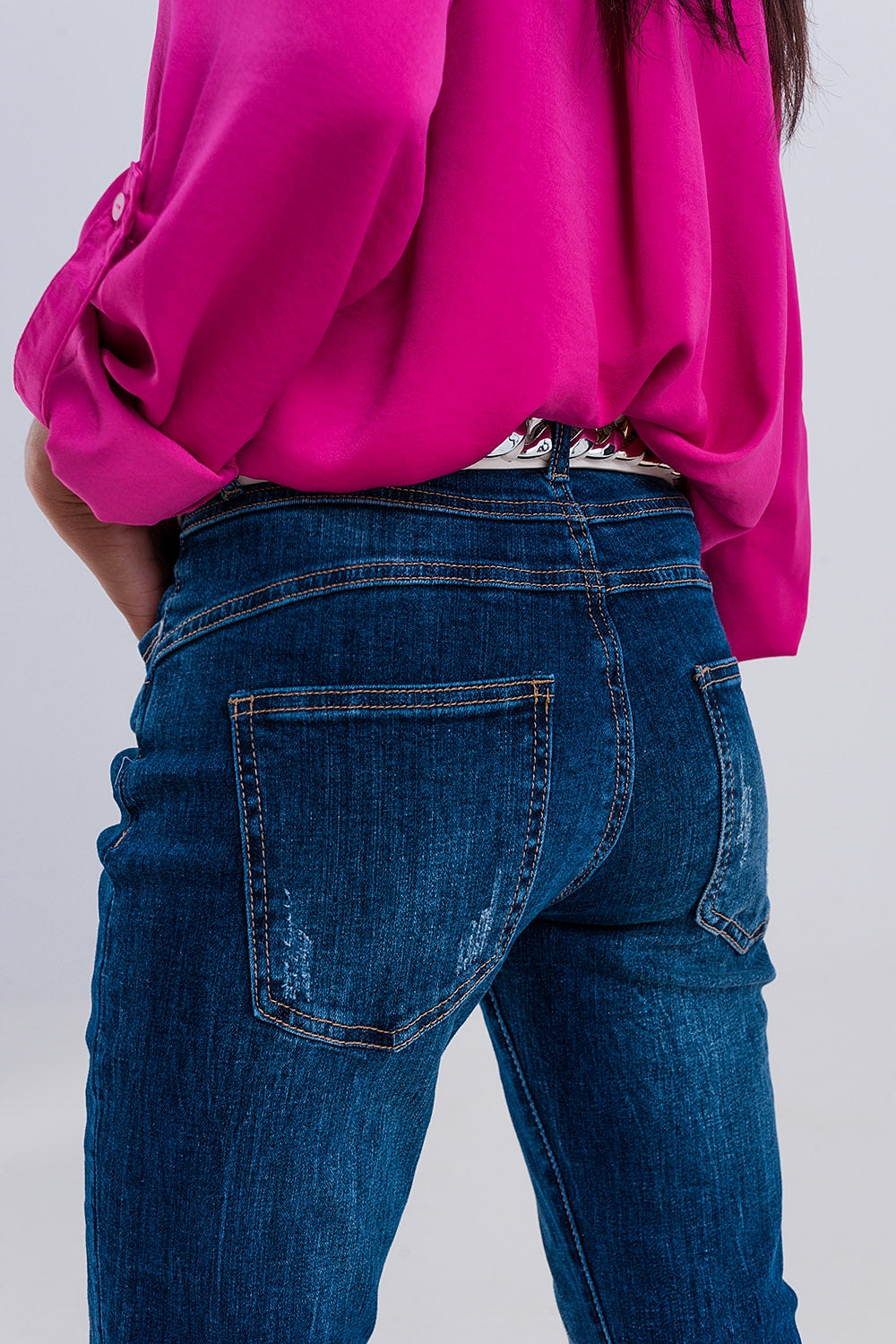 Vaqueros boyfriend azul oscuro rasgados con botones expuestos Q2