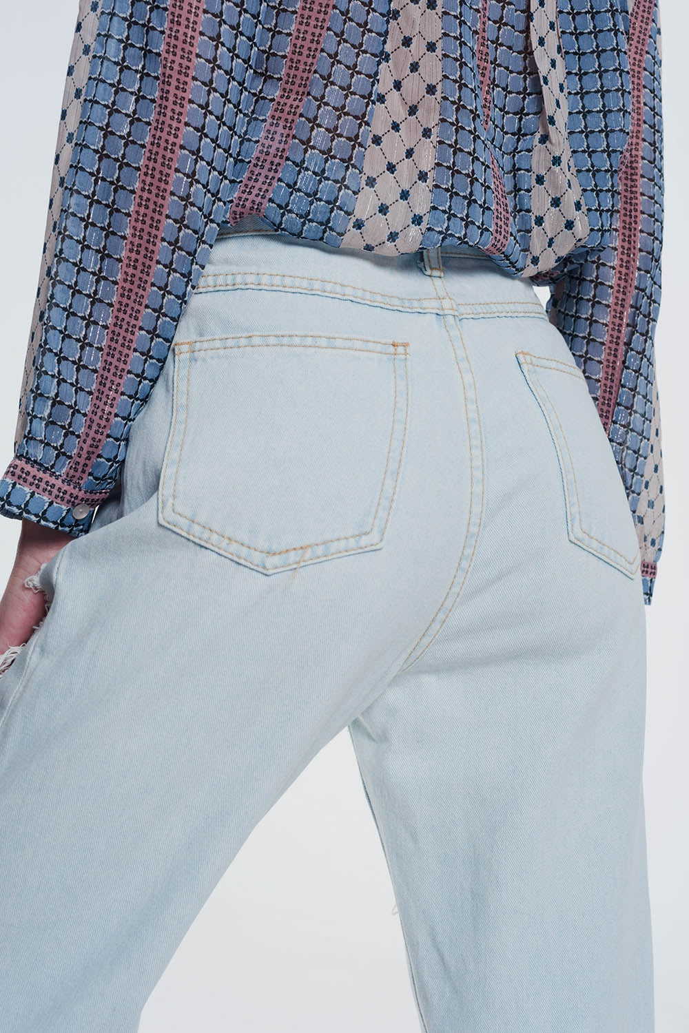Vaqueros boyfriend con rotos en azul claro Q2