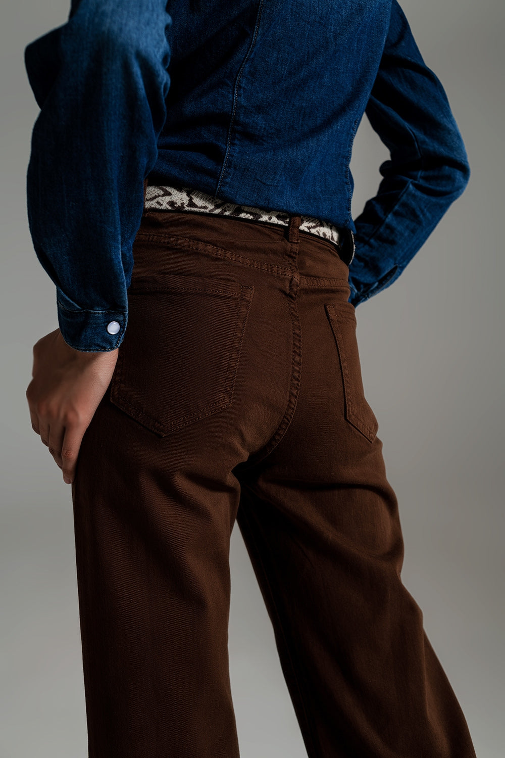 Vaqueros capri color marron de pernera ancha Q2