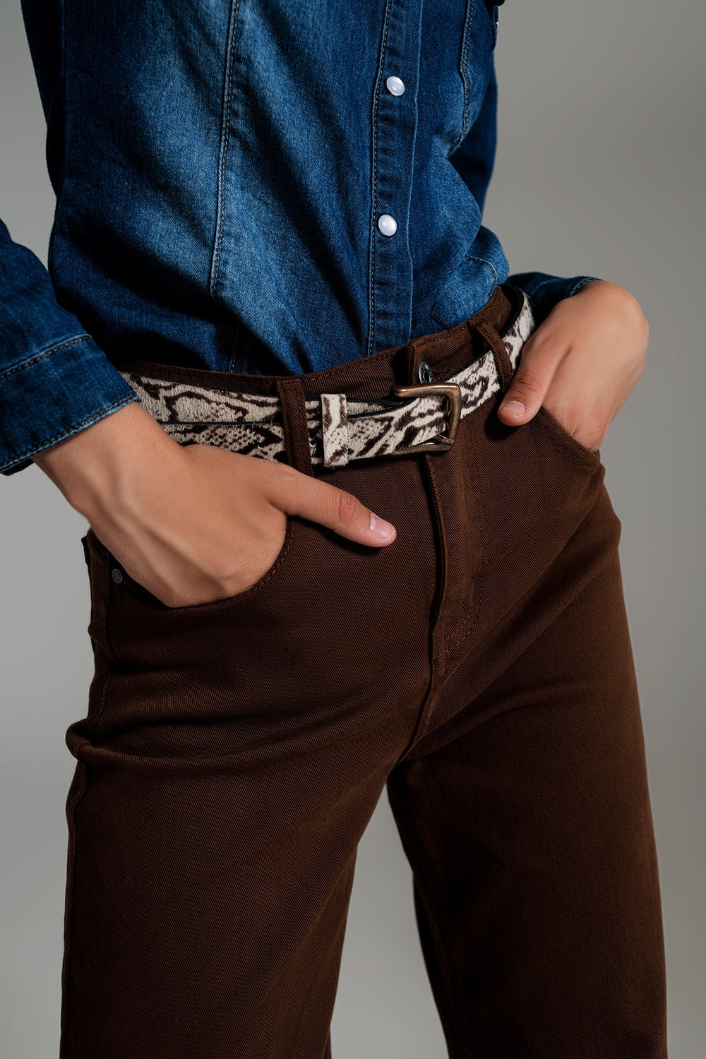 Vaqueros capri color marron de pernera ancha Q2