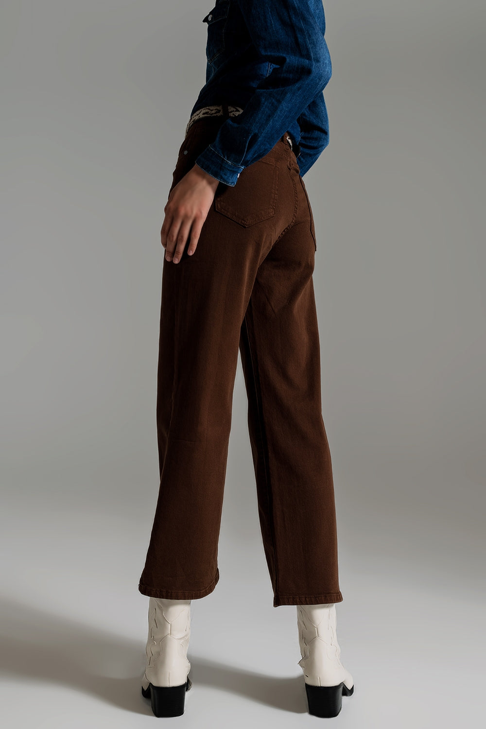 Vaqueros capri color marron de pernera ancha Q2