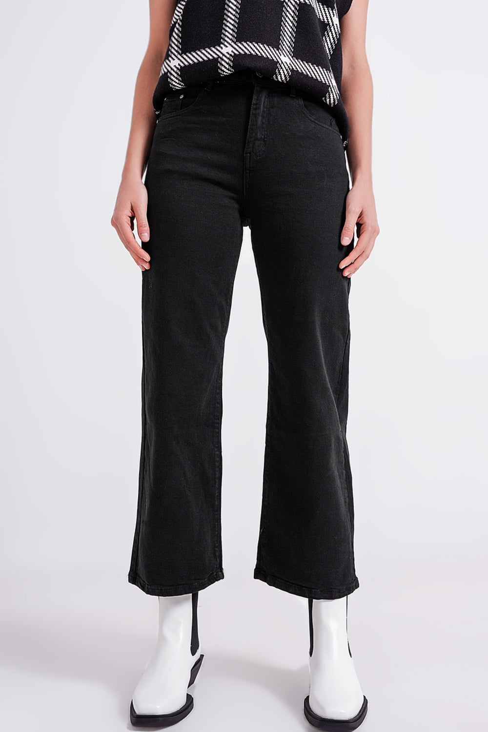 Q2 Vaqueros capri color negro de pernera ancha