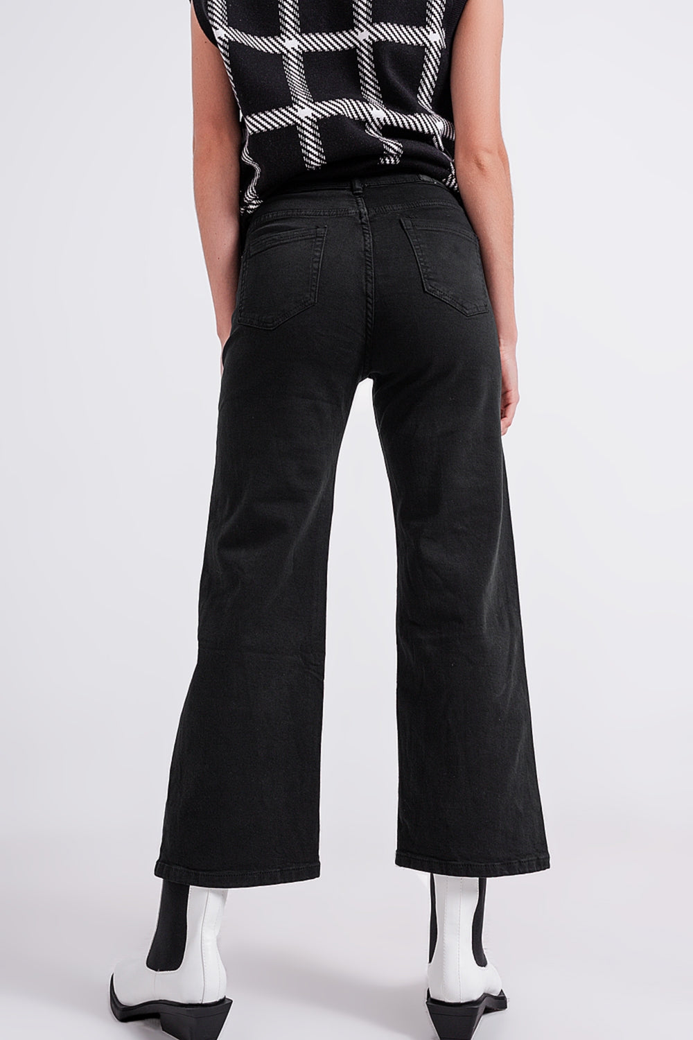 Vaqueros capri color negro de pernera ancha Q2