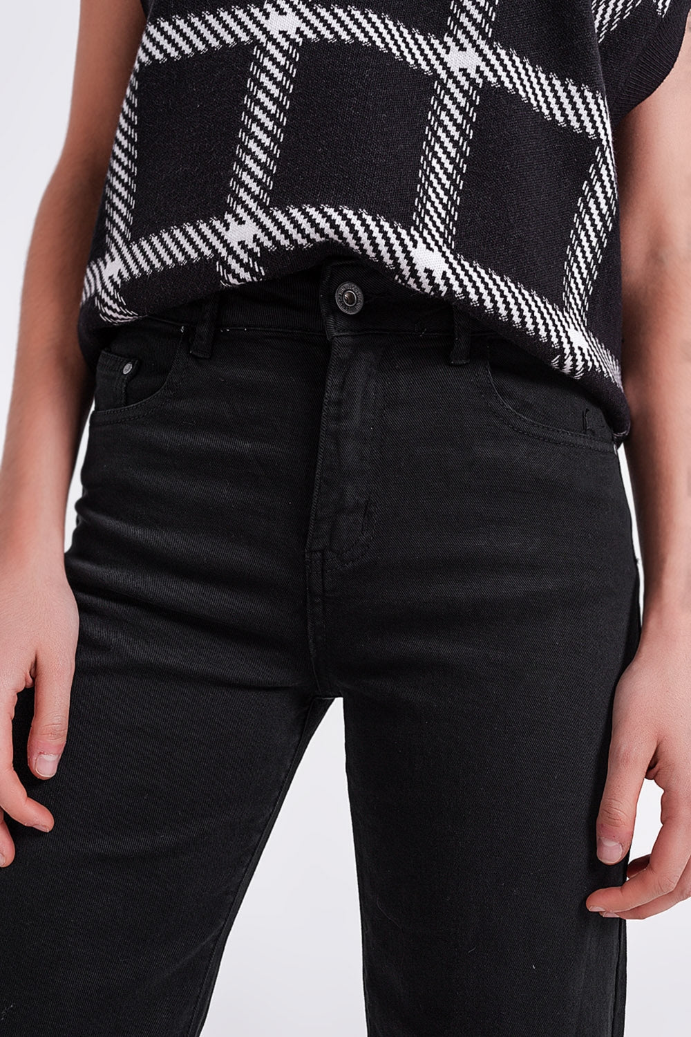 Vaqueros capri color negro de pernera ancha Q2