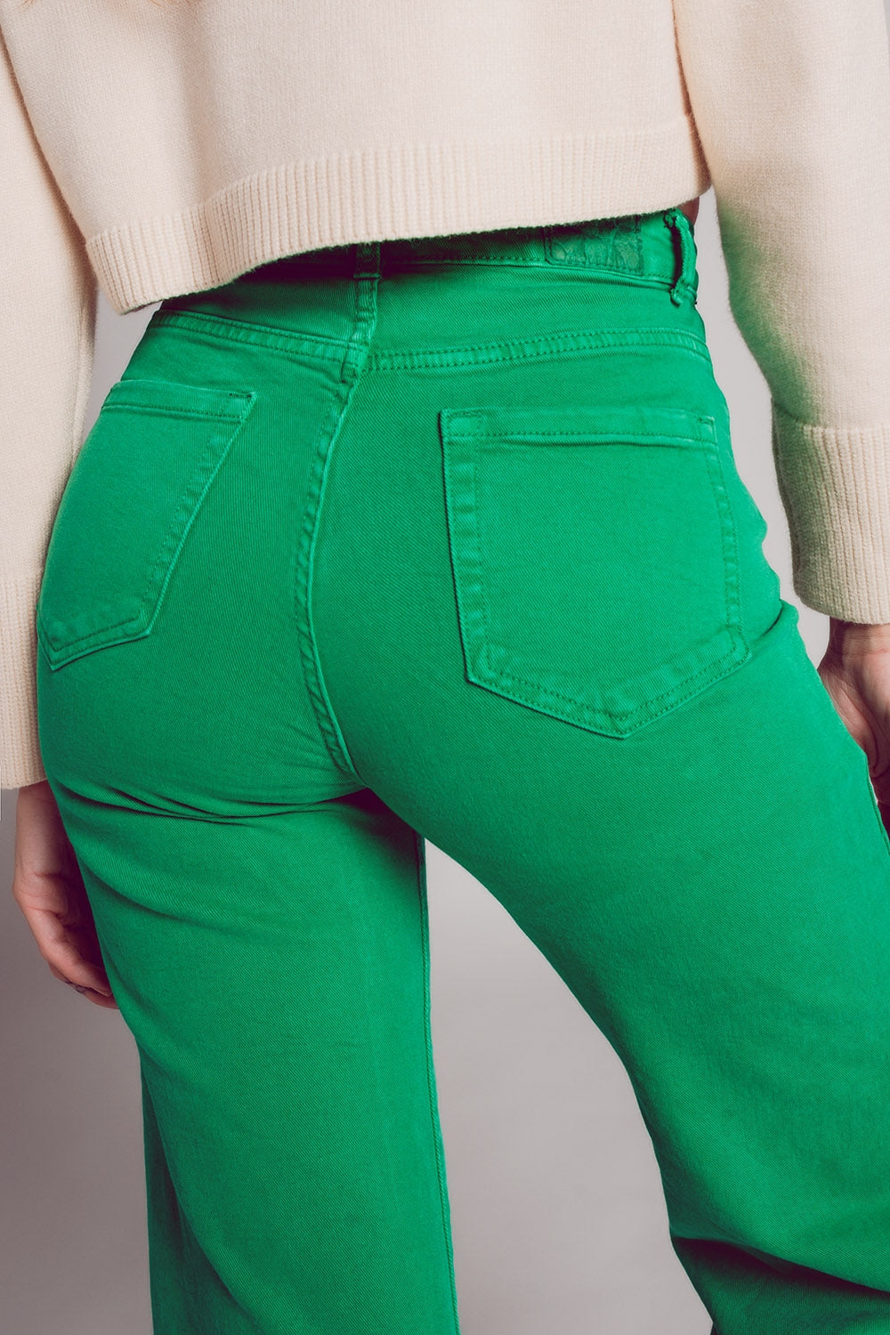 Vaqueros capri color verde intenso de pernera ancha Q2