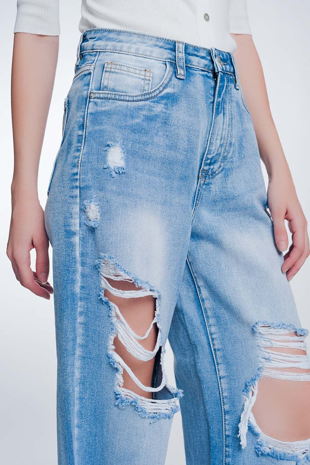 Vaqueros capri de pernera ancha con bajos sin rematar en azul claro Q2
