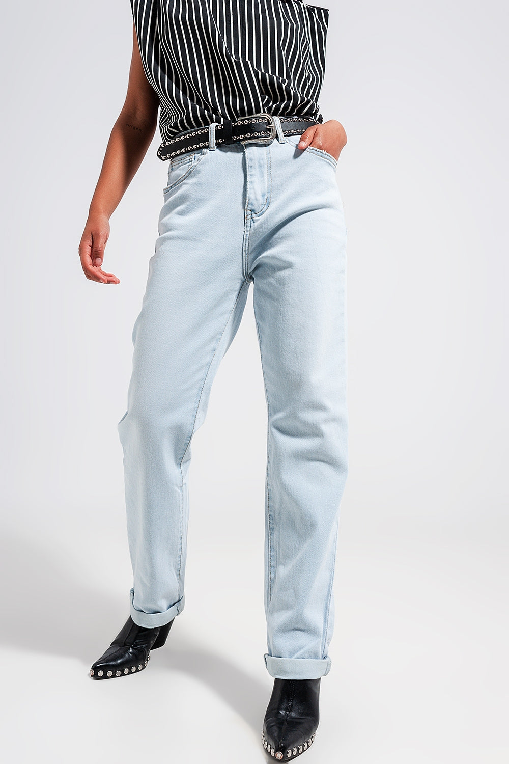 Vaqueros con lavado vintage claro de pernera recta y talle medio Q2
